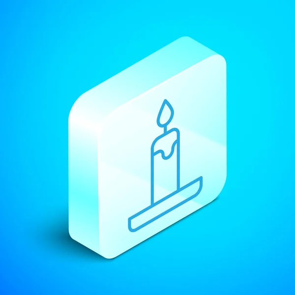 Ізометрична лінія Спалювання свічки на значку свічки ізольовано на синьому фоні. Циліндрична свічка з палаючим полум'ям. Срібна квадратна кнопка. Векторні — стоковий вектор
