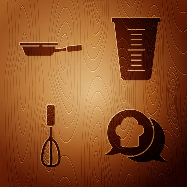 シェフの帽子をスピーチバブル、フライパン、キッチン泡立て器、木製の背景にカップを測定します。ベクトル — ストックベクタ