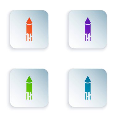 Beyaz arkaplanda izole edilmiş renkli Firework roket ikonu. Eğlence partisi anlayışı. Patlayıcı havai fişek sembolü. Kare düğmelere renkli simgeleri yerleştir. Vektör.