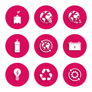 Gezegen dünyasını ve geri dönüşüm sembolünü ayarla. Güneş enerjisi paneli araba ampulünü yıldırım plastik şişe ve filizlenme ikonu ile birlikte. Vektör.