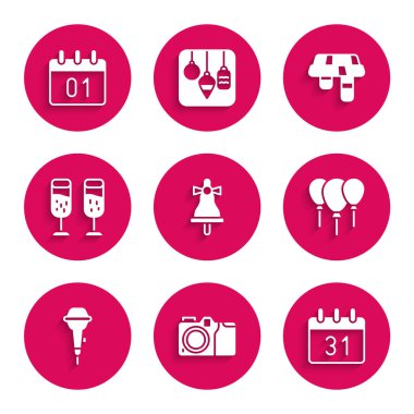 Mutlu Noeller çanı, fotoğraf makinesi, takvim, kurdeleli balonlar, mikrofon, şampanya kadehi, eşarp ve ikon hazırla. Vektör