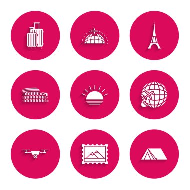 Set Sunset, Posta pulu ve Dağlar, turist çadırı, uçan uçaklı Globe, İHA video kamerası, Kolezyum Roma, İtalya, Eyfel kulesi ve seyahat ikonu için bavul. Vektör