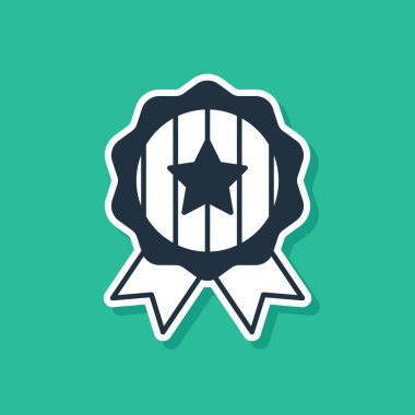 Yeşil zemin üzerinde yıldız simgesi olan Mavi Madalya. Kazanan başarı işareti. Ödül madalyası. Vektör