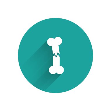 Beyaz insan kırık kemik ikonu uzun gölge arkaplanı ile izole edilmiş. Yeşil daire düğmesi. Vektör