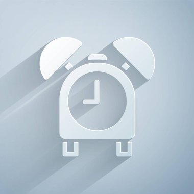 Kağıt kesiği Alarm saat simgesi gri arkaplanda izole. Uyan, kalk konsepti. Zaman işareti. Kağıt sanatı tarzı. Vektör.