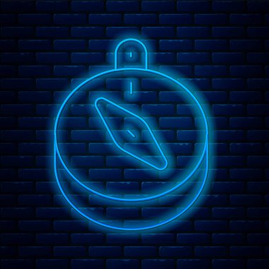 Parlayan neon hattı pusula simgesi tuğla duvar arka planında izole edildi. Rüzgâr yön bulma sembolü. Rüzgar gül işareti. Vektör.