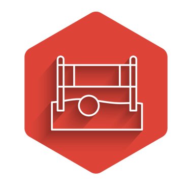 Beyaz çizgi voleybol ağı ve uzun gölgeli top ikonu. Kırmızı altıgen düğmesi. Vektör.