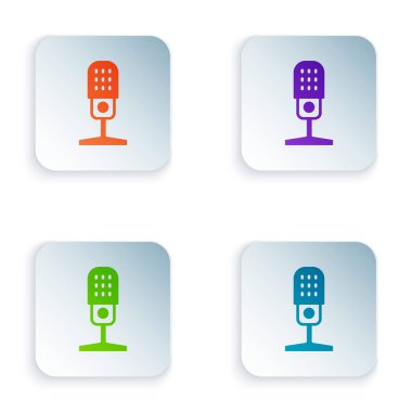 Beyaz arkaplanda izole edilmiş renkli mikrofon simgesi. Radyodaki mikrofondan. Sözcü işareti. Kare düğmelere renkli simgeleri yerleştir. Vektör