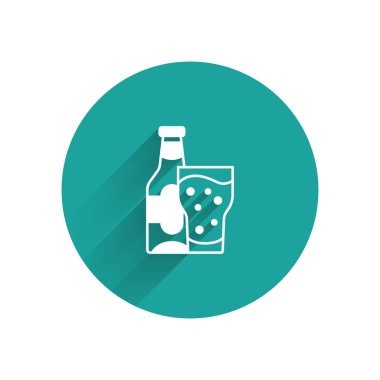 Beyaz bira şişesi ve uzun gölgeli cam ikon. Alkol içeceği sembolü. Yeşil daire düğmesi. Vektör