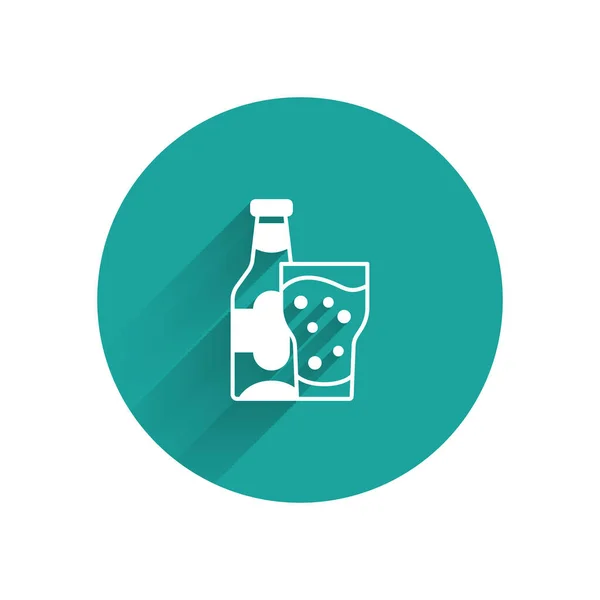 Witte bierfles en glazen icoon geïsoleerd met lange schaduw. Alcohol Drink symbool. Groene cirkel knop. Vector — Stockvector