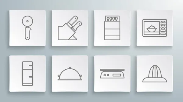 Set line Koelkast, Mes, Bedekt met dienblad met voedsel, Elektronische weegschalen, citrusvruchtensapcentrifuge, lucifers en lucifers, Magnetron en Pizza messenpictogram. Vector — Stockvector