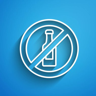 Beyaz çizgi. Mavi arka planda alkol ikonu yok. Alkol içmeyi yasaklıyorum. Bira şişesi camlı yasak sembol. Uzun gölge. Vektör