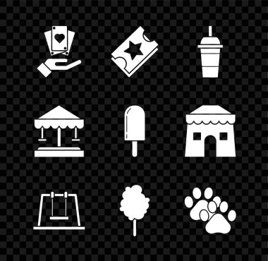 Set Hand iskambil kağıdı, bilet, kamış suyu, salıncak, pamuk şeker, Paw baskısı, Cazibe atlıkarınca ve dondurma ikonu ile kağıt bardak. Vektör