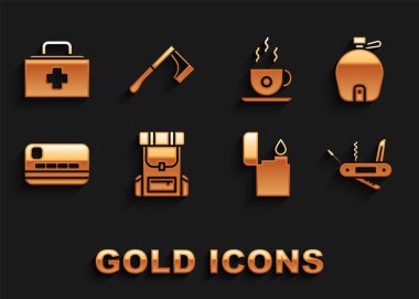 Yürüyüş sırt çantası, kantin su şişesi, İsviçre çakısı, çakmak, kredi kartı, kahve fincanı, ilk yardım çantası ve tahta balta ikonu. Vektör