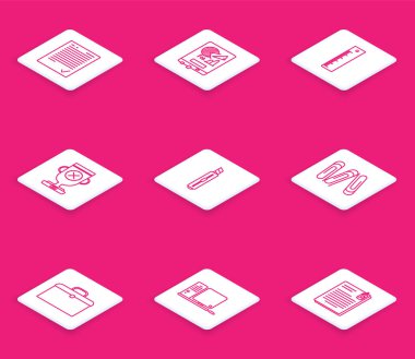Sınav kağıdını işaretli, tahta grafik tablosu, cetvel, ödül kupası, kırtasiye bıçağı, ataç, evrak çantası ve bilgisayar monitörü klavye ve fare simgesi ile ayarla. Vektör