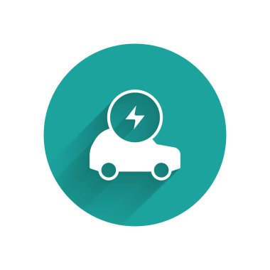 Beyaz elektrikli araba ve elektrik kablosu şarj ikonu uzun gölge arkaplan izole. Yenilenebilir ekolojik teknolojiler. Yeşil daire düğmesi. Vektör