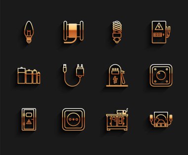 Hat hattı, elektrik kabini, priz, ampul, dizel güç jeneratörü, ampere ölçer, multimetre, voltmetre, şarj aleti, lamba anahtarı ve araba şarj istasyonu simgesi. Vektör