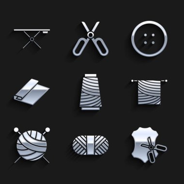 Makara, makas ve deri, örgü, örgü iğneleri, kumaş rulosu, kıyafet düğmesi ve ütü tahtası simgesi olan iplik topuna dikiş ipliği koyun. Vektör