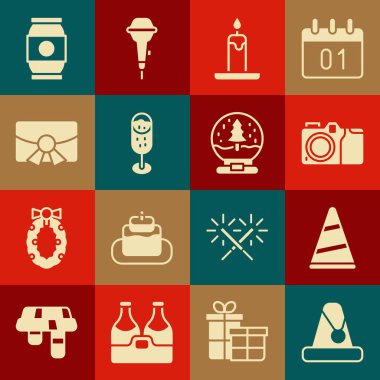 Noel Baba şapkası, parti, fotoğraf makinesi, yanan mum, bir bardak şampanya, kartpostal, bira ve kar küresi ikonu. Vektör
