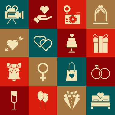 Yatak odası, alyans, hediye kutusu, fotoğraf makinesi, İki Bağlı Kalpler, kalbi ve oku olan aşk sembolü, sinema ve pasta ikonu. Vektör