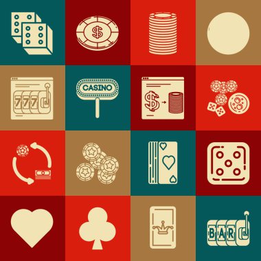 Slot makinesi, zar oyunu, kumarhane fişleri, küp, tabela, Online slot şanslı yedili ikramiyesi ve yığınla dolar ikonu üzerinde kumarhane takası olan bir bardak viski. Vektör