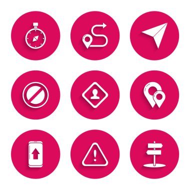 Yol trafik işaretini, üçgende ünlem işaretini, harita şifresini, şehir haritası navigasyonunun bilgisini, dur, kağıt uçak ve pusula simgesini ayarlayın. Vektör