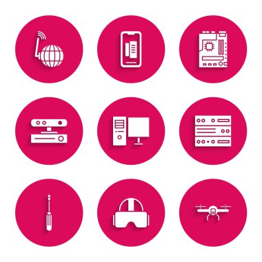 Bilgisayar monitörü, sanal gerçeklik gözlükleri, İHA uçuşu, Sunucu, Veri, Web Sunucusu, Tornavida, Hareket sensörü, Anakart ve Sosyal Ağ simgesi ayarla. Vektör