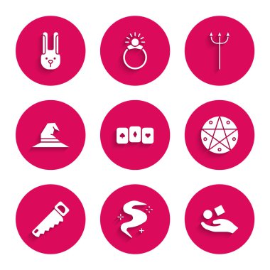 Oyun kartlarını, sihirli sisi ya da dumanı, küpün havaya yükselmesini, pentagram çemberini, el testeresini, cadı şapkasını, Neptune Trident 'i ve kulak ikonunu ayarla. Vektör