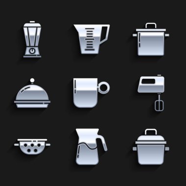 Kahve fincanı, suyla sürahi bardağı, pişirme kabı, elektrikli karıştırıcı, mutfak süzgeci, kaplanmış tepsi yemeği ve mikser ikonu. Vektör