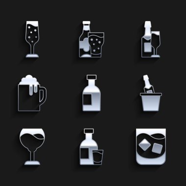 Cam şişe votka, bardak, viski, buz kovasında şampanya, şarap, ahşap bira bardağı ve şampanya ikonu. Vektör