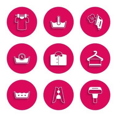 Tişört, toka, buharlı elbise, askıda havlu, sıcak suyla yıkama, zaman, elektrikli ütü ve kurutma ikonu. Vektör