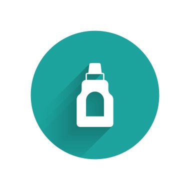 Çamaşır deterjanı, çamaşır suyu, bulaşık deterjanı ya da uzun gölgeli bir temizlik ikonu için beyaz plastik şişe. Yeşil daire düğmesi. Vektör