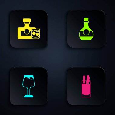 Kokteyl Bloody Mary, viski şişesi ve bardak, şarap ve konyak ya da brendi hazırla. Siyah kare düğme. Vektör