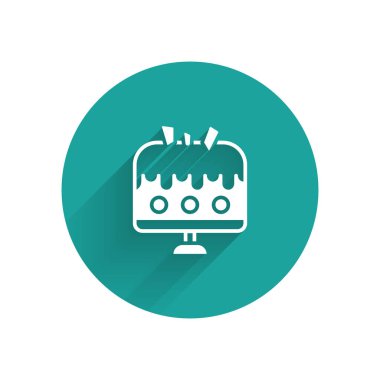 Tabak ikonundaki beyaz pasta uzun gölgeli izole edilmiş. Doğum günün kutlu olsun. Yeşil daire düğmesi. Vektör.