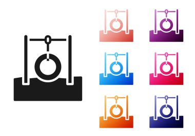 İp ikonunda asılı siyah araba lastiği beyaz arka planda izole edilmiş. Lastik ipli oyun alanı ekipmanları. Simgeleri renklendirin. Vektör.