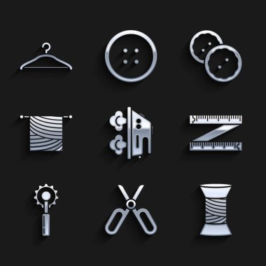 Elektrik demiri, makas, dikiş ipliği makara, mezura, kesme aleti, örgü, kıyafet düğmesi ve elbise ikonu. Vektör