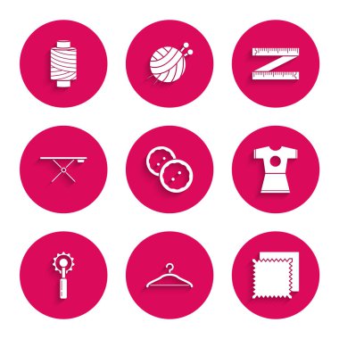 Elbiseler için dikiş düğmesi, elbise dolabı, kumaş rulosu, kadın elbisesi, kesme aleti, ütü masası, bant ölçüsü ve iplik makarası ikonu. Vektör