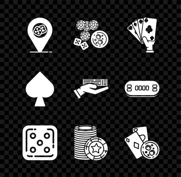 设置赌场位置 游戏骰子和威士忌杯子与冰块 手握扑克牌 黑桃标志和甲板图标 — 图库矢量图片
