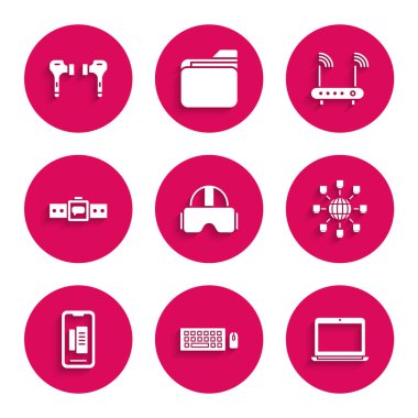 Sanal gerçeklik gözlükleri, klavye ve fare, dizüstü bilgisayar, sosyal ağ, akıllı telefon, cep telefonu, Smartwatch, Router kablosuz ağ sinyali ve hava kulaklığı simgesini ayarlayın. Vektör