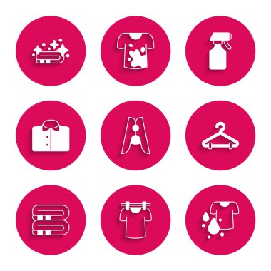 Giysi iğnesi, kurutma giysileri, kirli tişörtler, elbise dolabı, havlu yığını, tişört, su spreyi şişesi ve ikon. Vektör