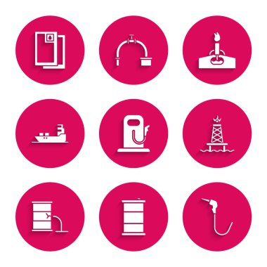 Benzin istasyonunu, benzin istasyonunu, benzin pompasını yangın, sızıntı, tanker gemisi ve ikonlu petrol kulesini ayarlayın. Vektör