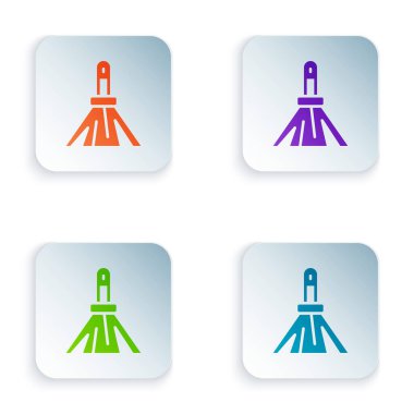 Beyaz arkaplanda renk süpürgesi simgesi izole edildi. Temizlik hizmeti konsepti. Kare düğmelere renkli simgeleri yerleştir. Vektör