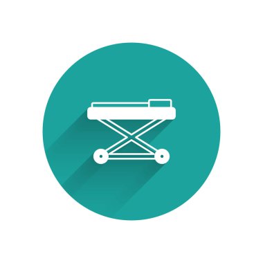 Beyaz Sedye simgesi uzun gölge arkaplanı ile izole edildi. Hastanenin tıbbi sedyesi. Yeşil daire düğmesi. Vektör