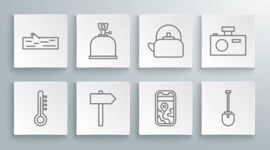 Meteoroloji termometresi, kamp gazı ocağı, trafik levhası, şehir haritası navigasyonu, saplı kürek, su ısıtıcısı, fotoğraf makinesi ve tahta ikon. Vektör