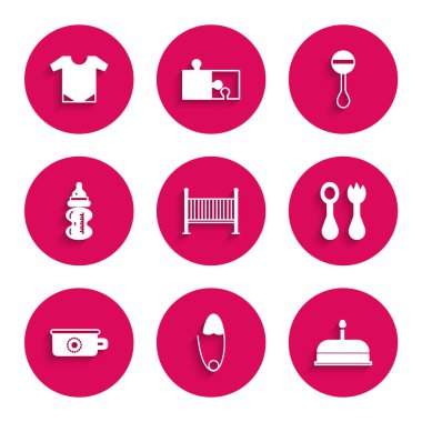 Bebek beşiği yatağı, klasik çelik güvenlik iğnesi yanan mumlu pasta çatal bıçak kaşığı, lazımlık, şişe, oyuncak bebek ve bebek tulumu. Vektör