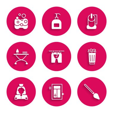 Kuru giysileri, pencere temizleme servisini, süpürgeyi, çöp tenekesini, kadını, ütü masasını, tuvalet kağıdı rulosunu ve sünger simgesini ayarlayın. Vektör