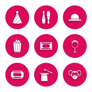 Sirk bileti, sihirli şapka ve değnek, maymun, ateş çemberi, kutuda patlamış mısır, palyaço ve parti ikonu. Vektör