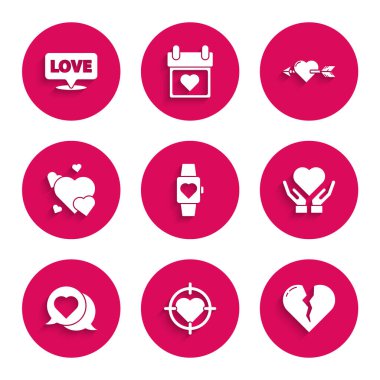 Dartların orta kol saatine kalp tak, hedef al, kırık kalp ya da boşanma, elde konuşma balonu, oklu aşk ve konuşma metni ikonu. Vektör