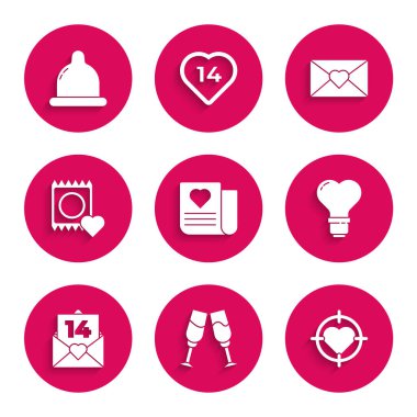 Zarfı sevgililer günü kalbiyle, bir kadeh şampanyayla merkez dartla nişan al, şekil ampulü, prezervatif paketini ve ikonu hazırla. Vektör