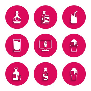 Alkol ya da bira barının yeri, bira şişesi, bir bardak, bardaklı votka shot, kokteyl ve konyak ikonu. Vektör
